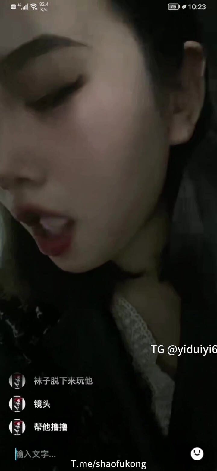 抖音網紅現場直播，小區內散步露出，騷話勾引處男路人，樓道內深喉口交，射嘴裡吐出來，再吞掉！簡直不要太騷！