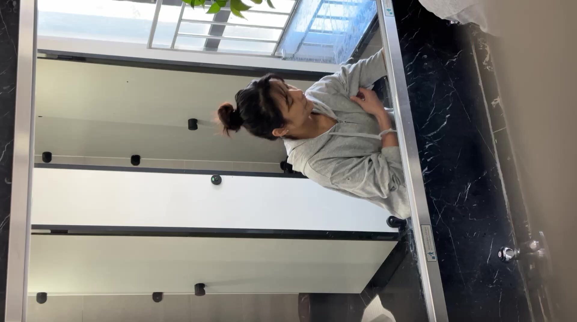 辦公樓女廁全景偷拍丸子頭小姐姐的極品小白虎