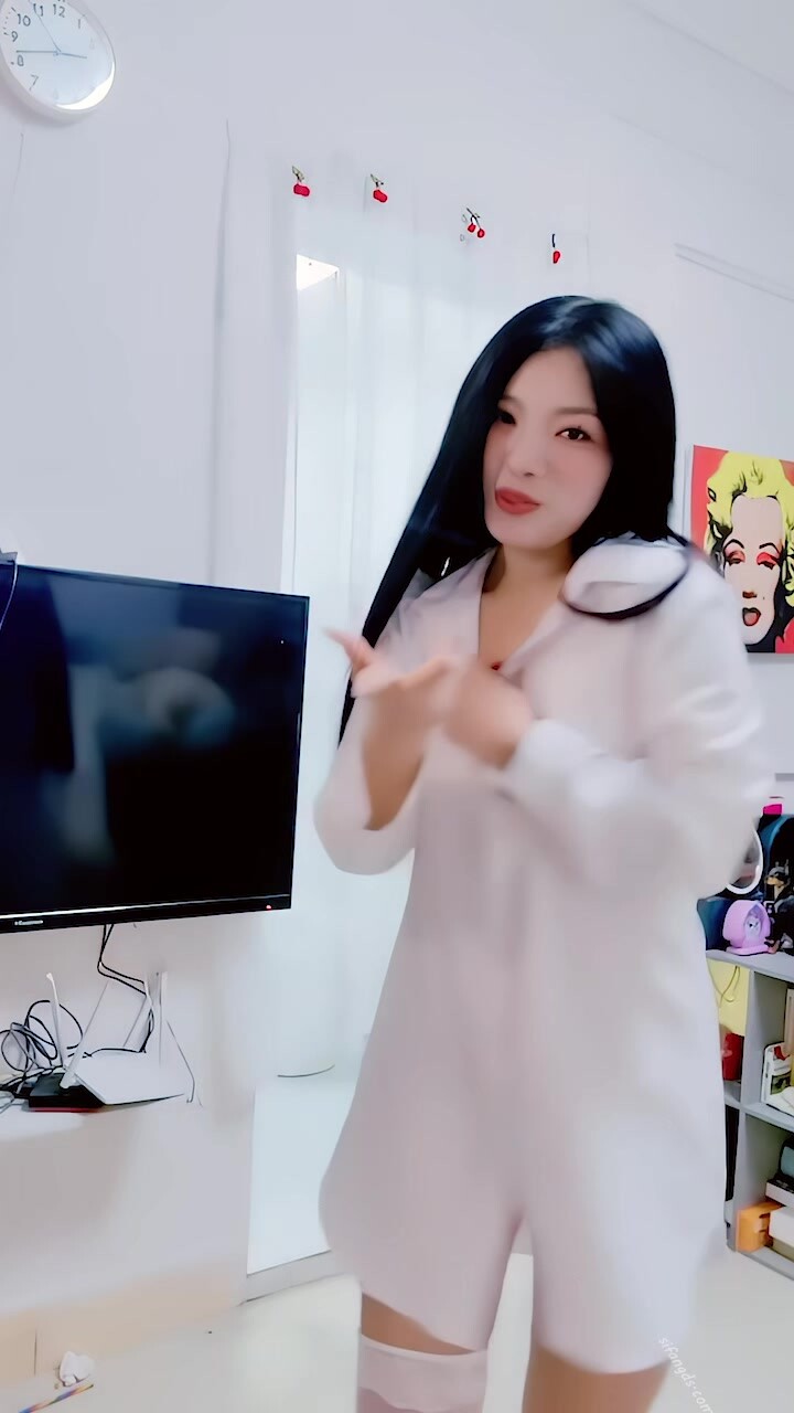 【楊曉花】歌舞慢搖青春無敵抖音風藝校美少女定製福利② 露臉露點各種熱門BGM裸舞 (1)