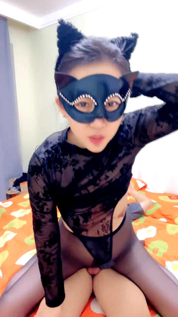 開檔黑絲誘人的嫂子激情上位坐插大哥,浪叫不止讓大哥玩弄騷奶子,壓在身下快速抽插射了一逼,舔弄奶油雞巴