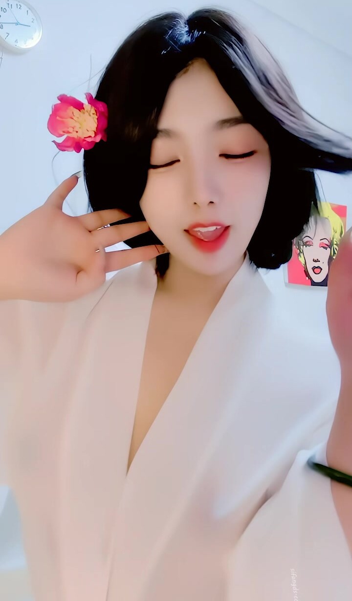 【楊曉花】青春無敵抖音風藝校美少女定製福利② 露臉露點各種熱門BGM裸舞 (1)