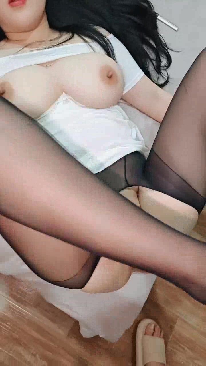 爆乳黑絲高跟超極品的人妻被大雞巴狠狠蹂躪,水嫩的騷逼讓大哥無套插入,多體位多角度爆草抽插射逼上好騷啊