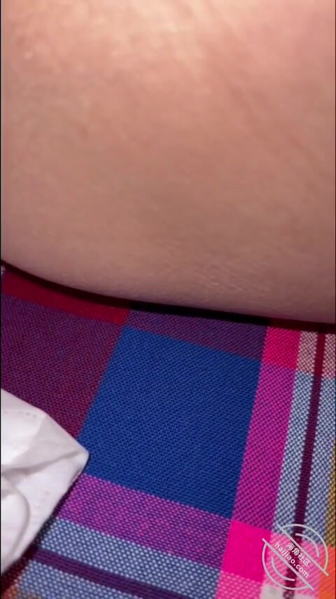 偷偷爬上了丈母孃的床舔丈母孃的無毛逼玩弄騷逼最後射了一肚子