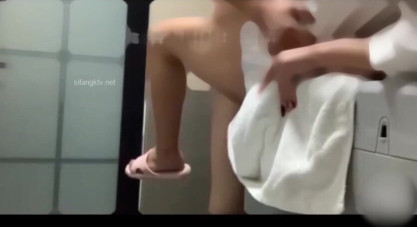 把反差婊嫂子拉進衛生間插到腿軟,從發情到哀求,艹到她嬌喘不止