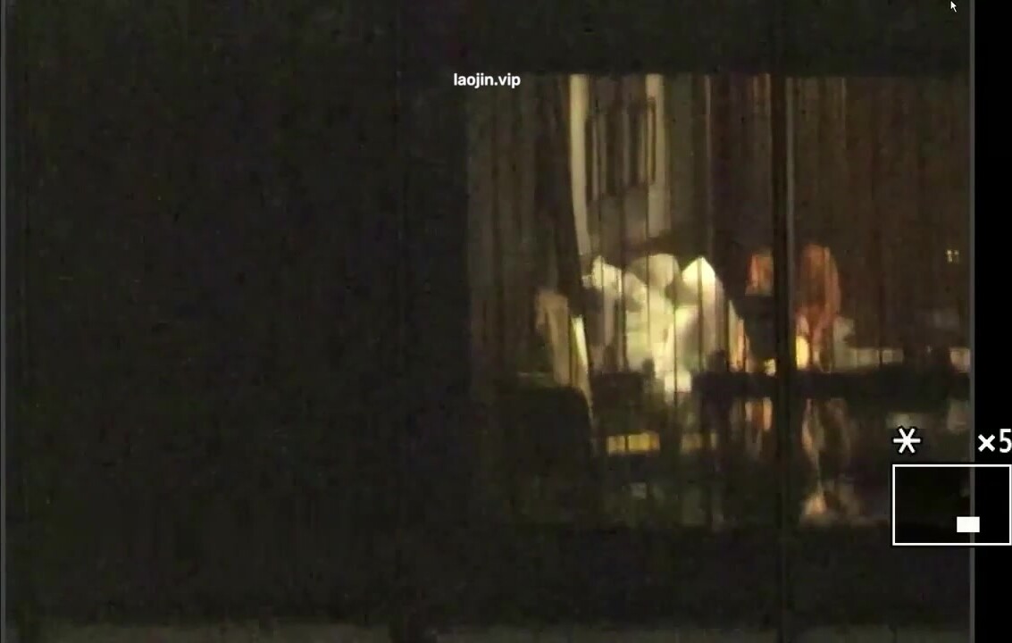 【五星級酒店窗外偷拍】情人之間的約會，是真的不怕，那麼大的窗戶女的趴在窗前被狠狠地草