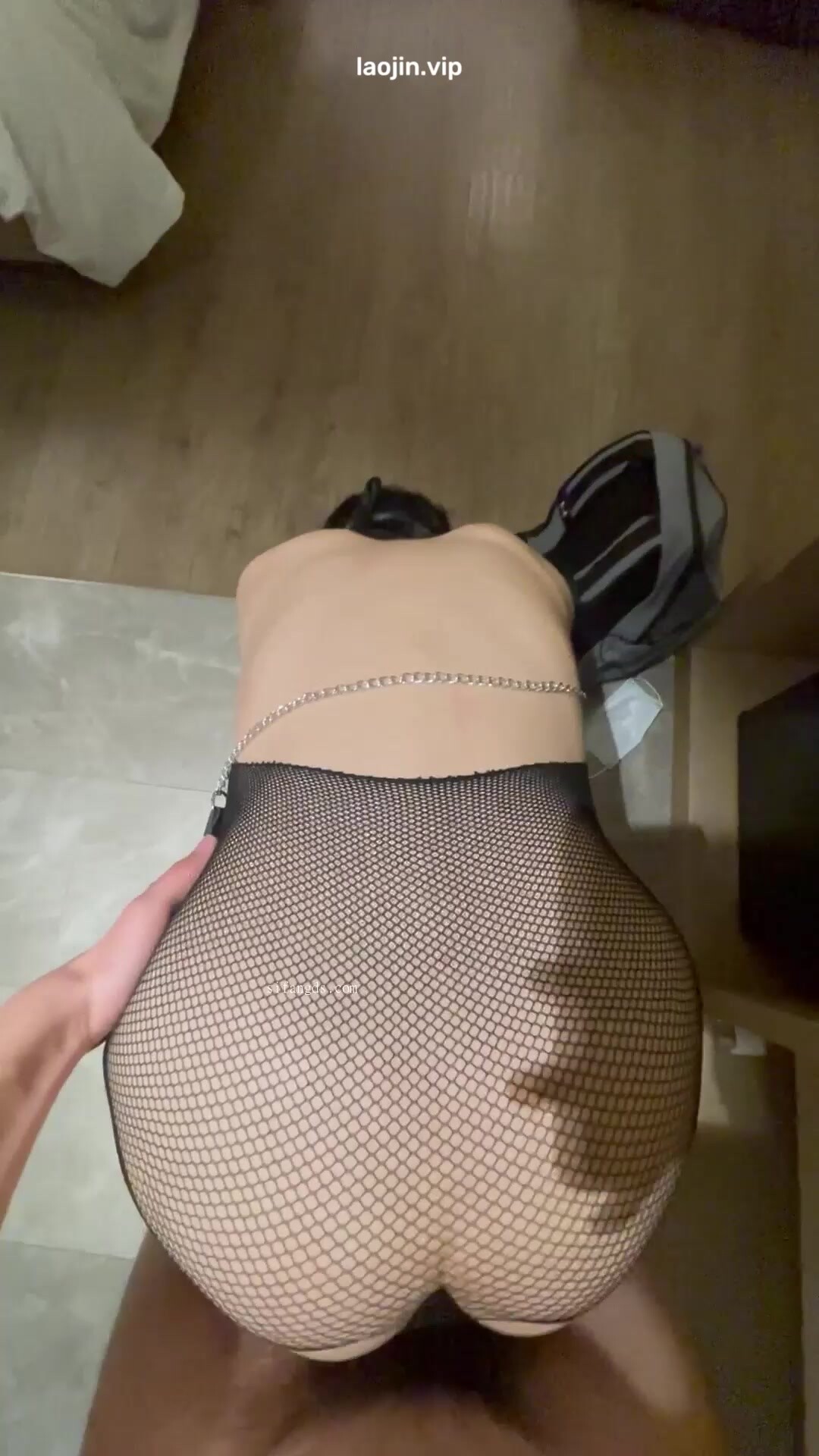 【S級別洩密】愛把嬌小女友放各種桌子上內射的男友，內射的時候喜歡把女友放桌子上衝刺。樓道也操過 (2)