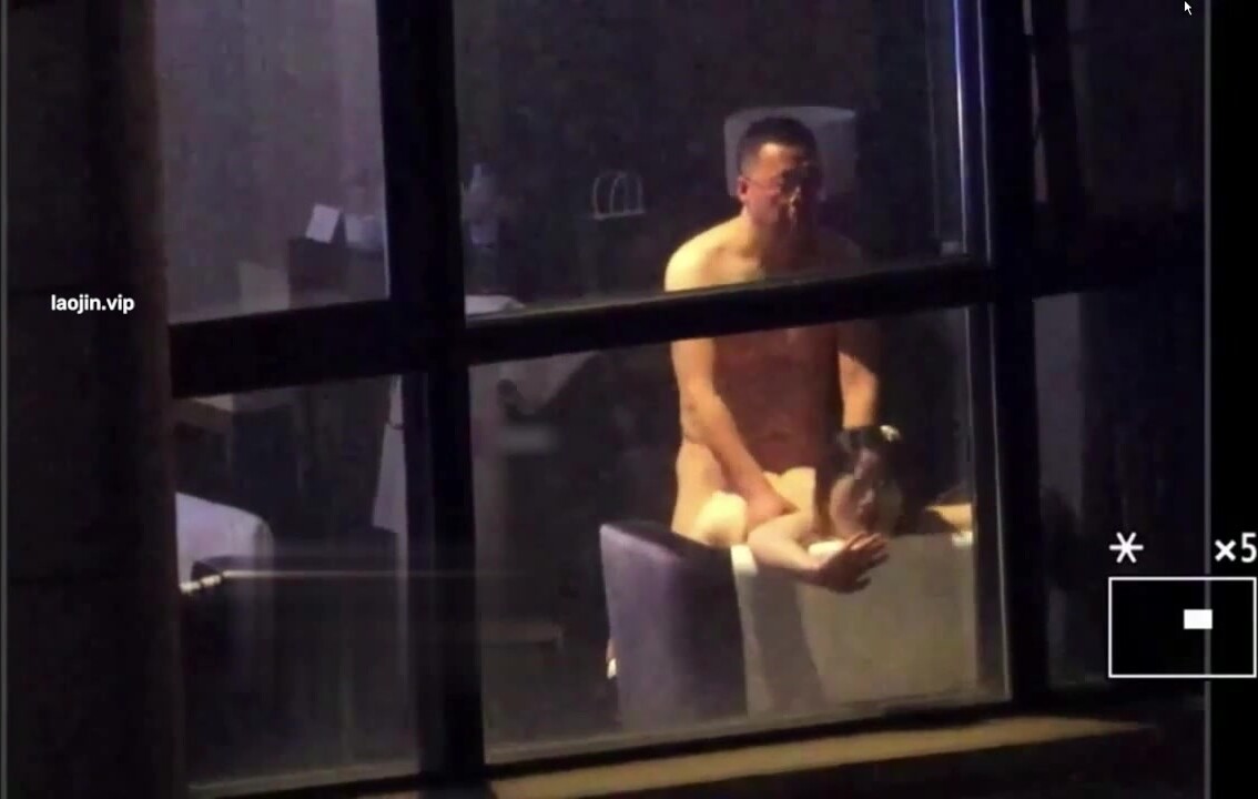 【五星級酒店窗外偷拍】50多數的中年大叔在沙發上後入20歲眼鏡妹，表情不難看出被草的很爽