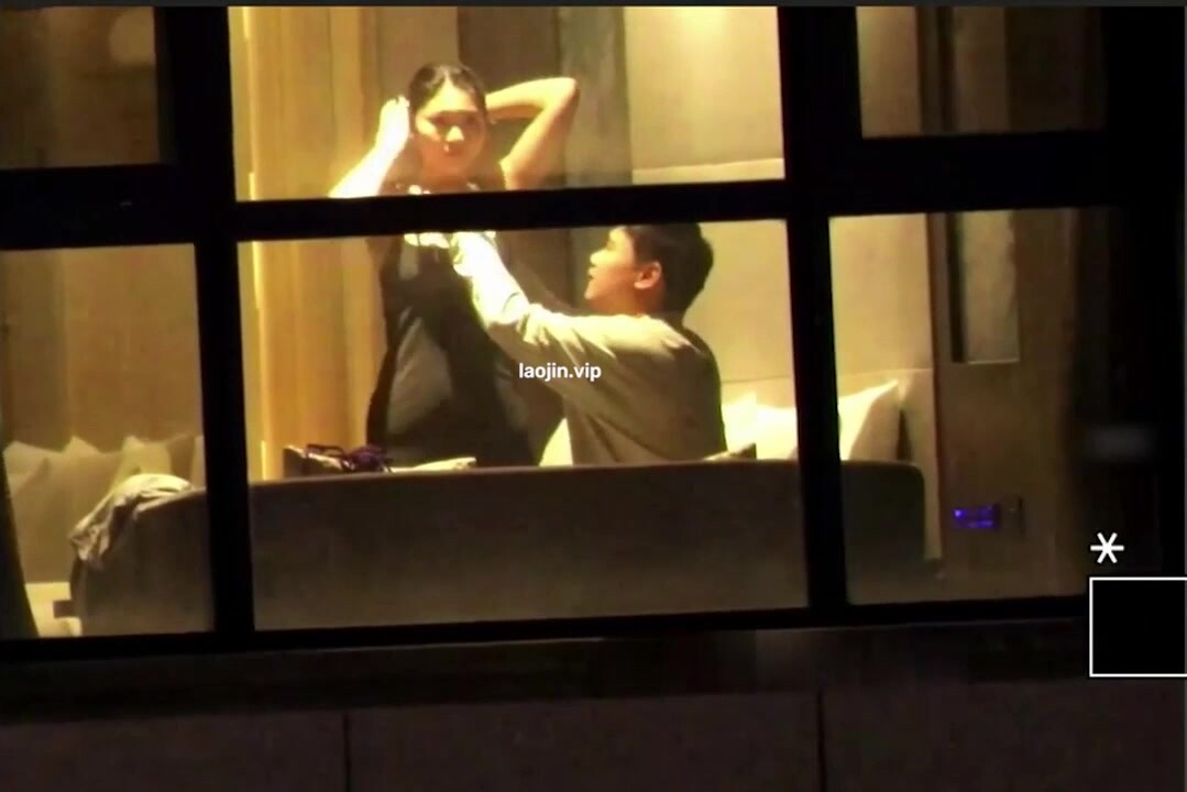 【五星級酒店窗外偷拍】高挑御姐喜歡被男友扇巴掌，在沙發上69玩的不亦樂乎，最後好像被顏射了