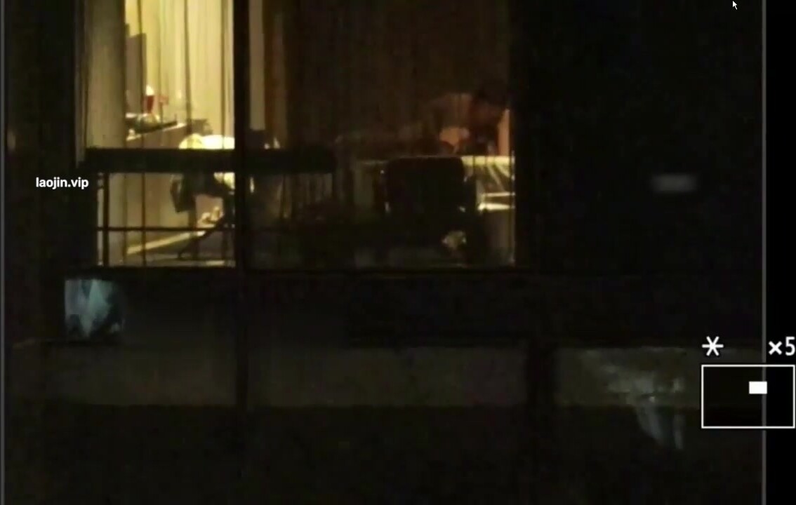 【五星級酒店窗外偷拍】昏暗的燈光下展現完美身材，入住的都是高質量男女，情人幽會戰況很激烈 (2)