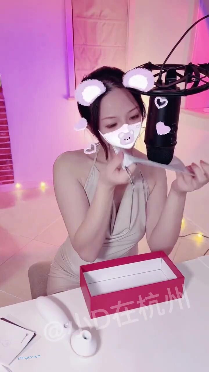 《頂級女神重磅洩密》你的女神有錢人的玩物！推特網紅高顏極品氣質風情萬種御姐【小D在杭州】私拍，露出啪啪開盲盒道具測試 (2)