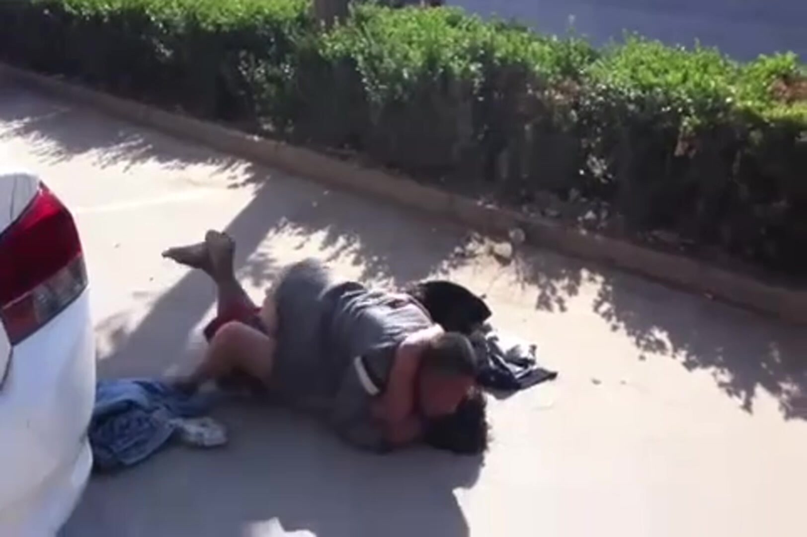 光天化日 憋不住了，大爺大媽直接在馬路上就幹了起來！這就是傳說中的路震？