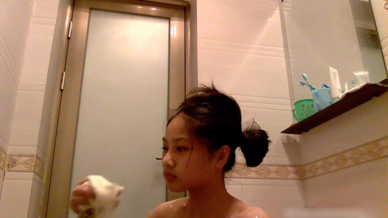 鹹濕房東衛生間真實偷拍貧乳學生妹日常洗香香稀毛嫩逼掰開了沖洗幾個意思