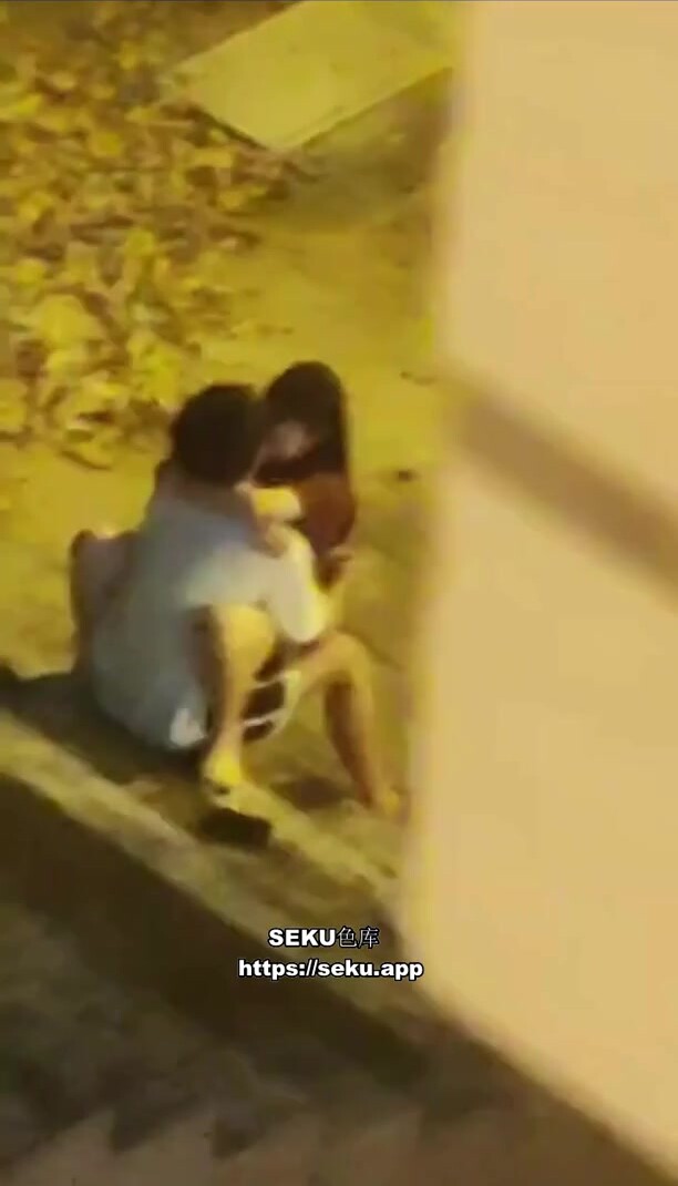 吃瓜情侶 天天在學校靠逼就不能去開個房嗎？給學姐偷拍 下來學姐晚上又睡不著了~1