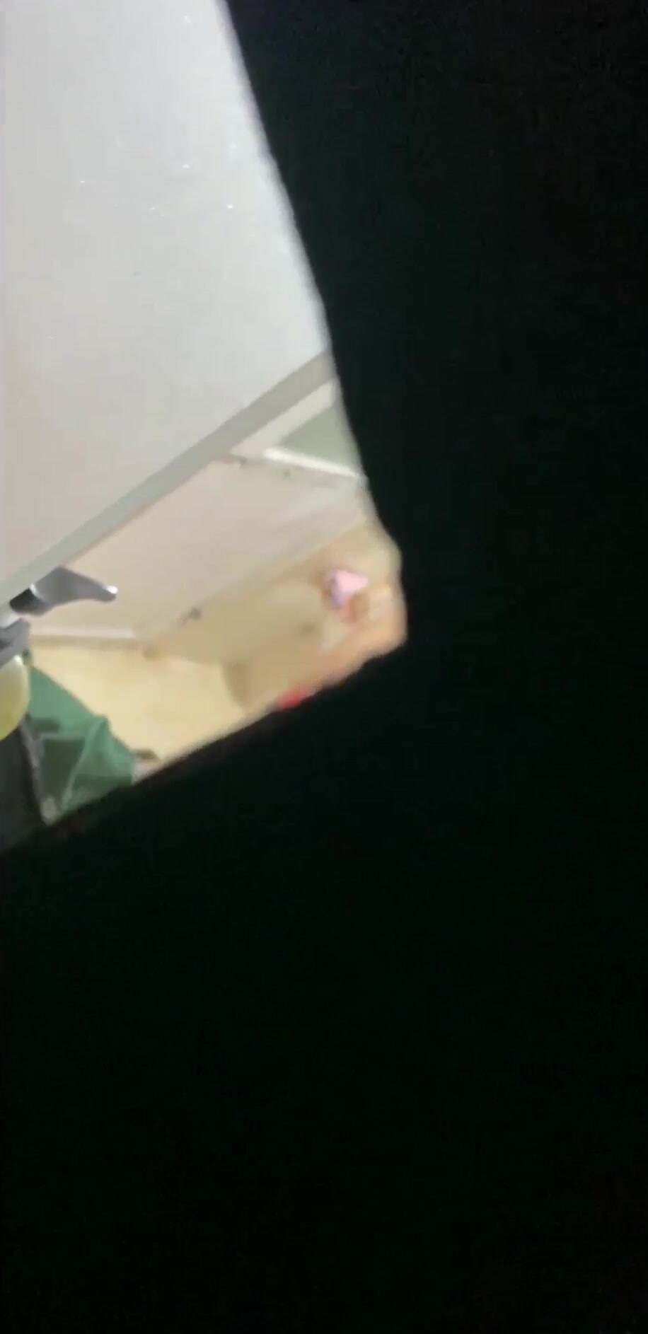 出租房趴窗真實偷拍，合租四姐妹日常洗香香，身材都很苗條，奶子有大有小，陰毛有多有少又長的，全程很刺激