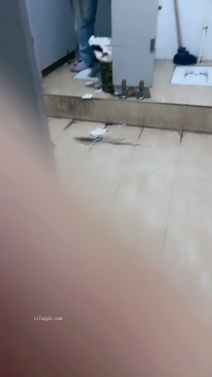 宿舍【18女大】大學生童顏巨乳 公共廁所直播同學上廁所 2V (2)