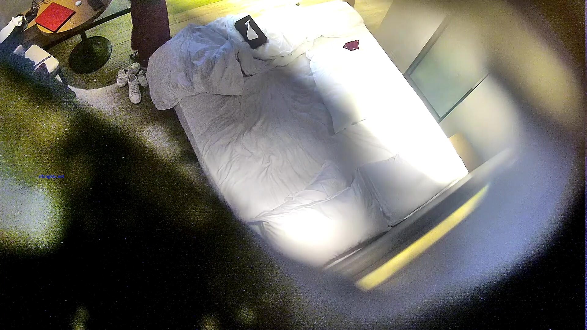 賓館上帝視角真實偷拍，模特級別美女被飢渴男強行按倒霸王硬上弓爆肏，肏幾下跑了抓過來繼續肏，很刺激