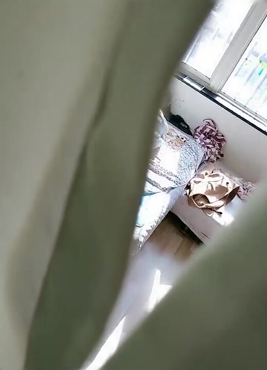 小妹妹偷拍媽媽與後爹及朋友的3P淫亂大戲 各種姿勢爆草抽插 小妹妹看的自己逼癢難耐玩起跳蛋自慰！