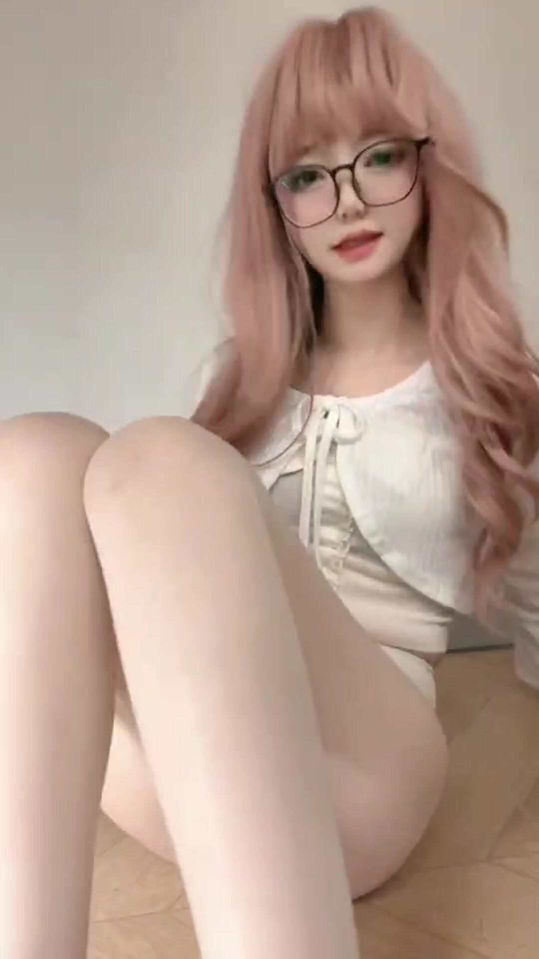 最新重磅洩密，究極反差露臉眼鏡嫩妹，抖音50W粉【不想早起@美羊羊桑】私人定製付費福利(21V) (1)