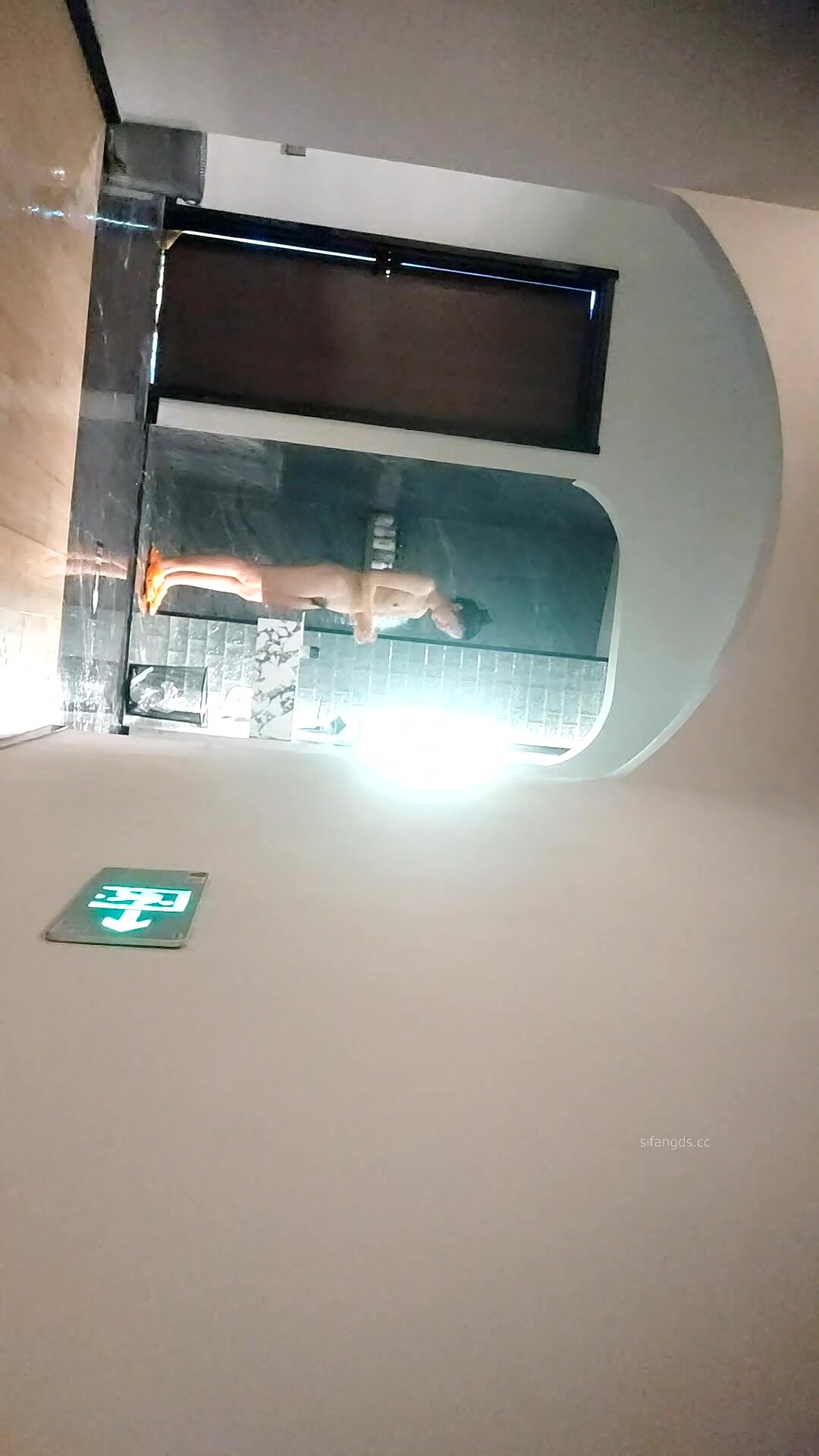 溫泉酒店女賓換衣室淋浴區真實偷拍，環肥燕瘦一絲不掛，近距離欣賞大乳暈重陰毛小姐姐護膚 (2)