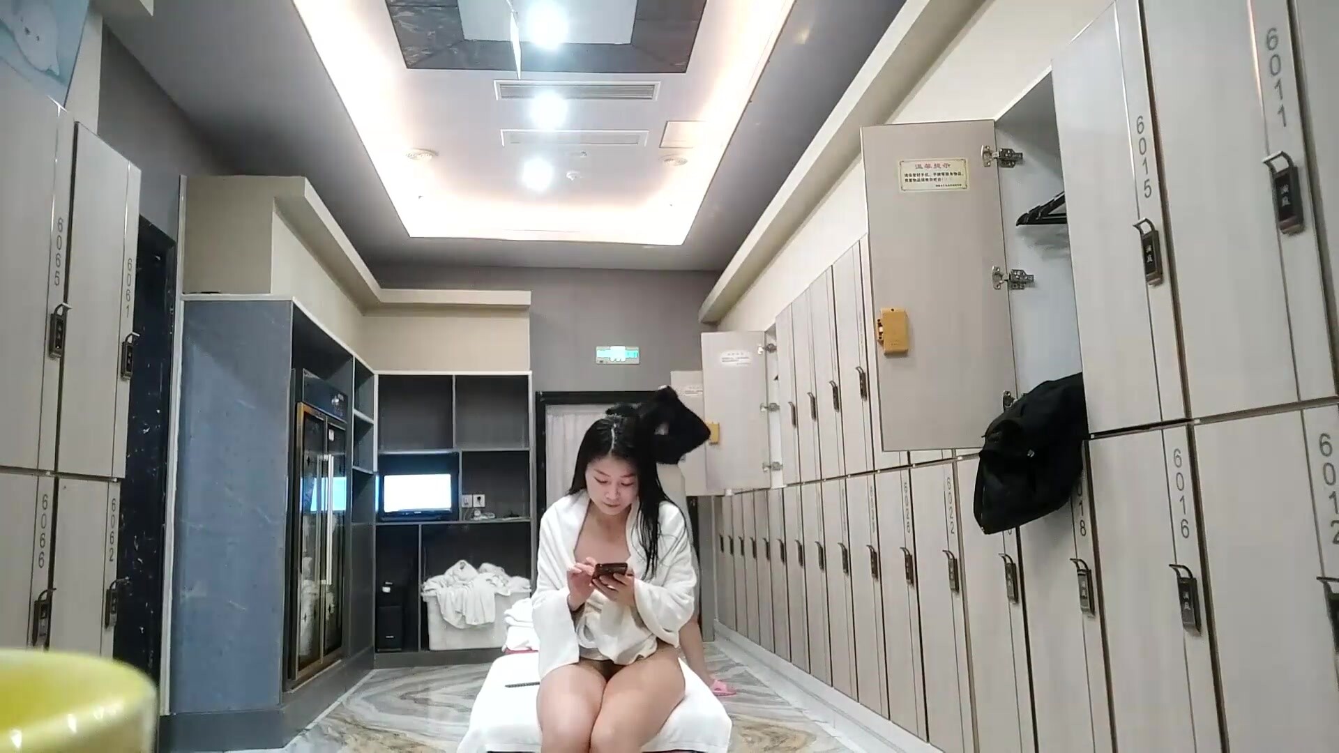 最新流出高校附近洗浴會所更衣化妝間偷拍幾個年輕靚妹