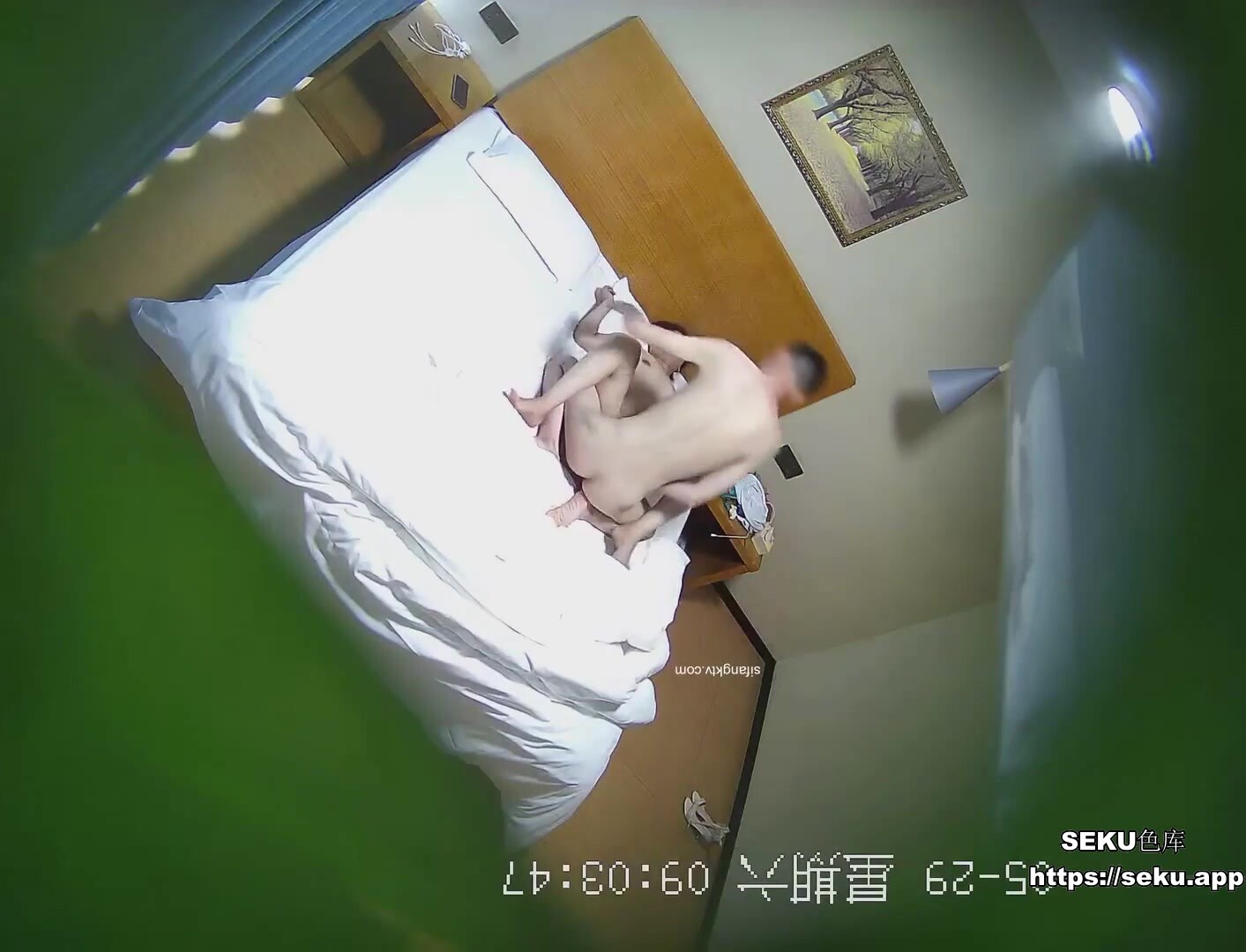 流出家庭賓館偷拍休息日瘦猴哥和廠裡的相好幽會幹了一個小時累了摟著一塊睡~1