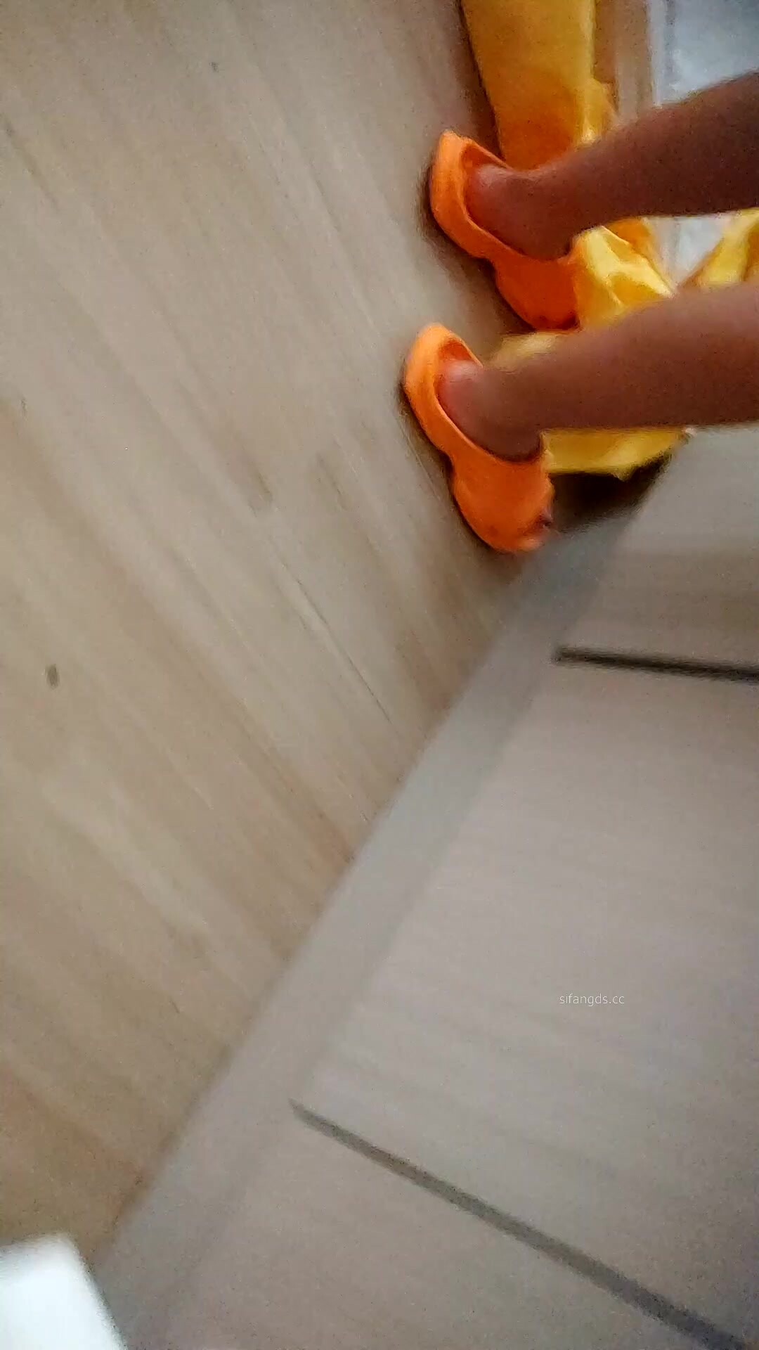 溫泉酒店女賓換衣室真實偷拍，白花花的肉體一絲不掛，大奶大屁股美少婦脫光後還是無毛逼，瞬間上頭