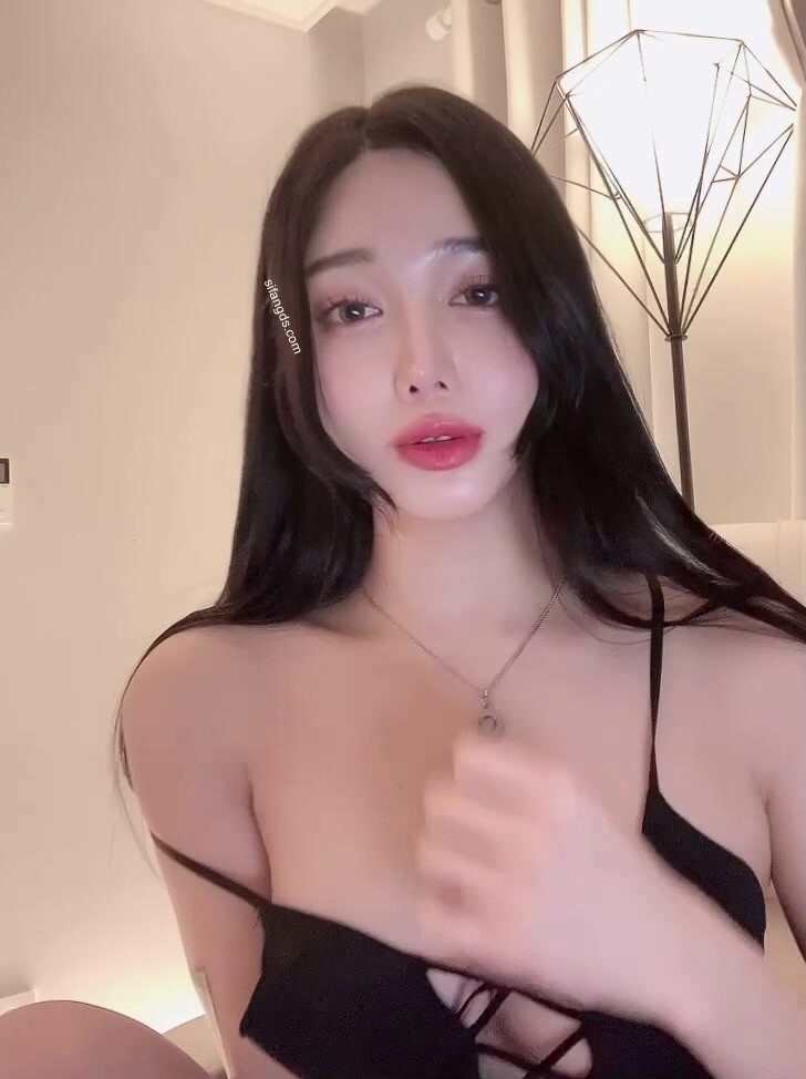 最新流出，頂級人造女神，超漂亮極品模特【jindayul】大尺度露點流出，反差婊，用高跟鞋鞋跟自摸(5V) (2)