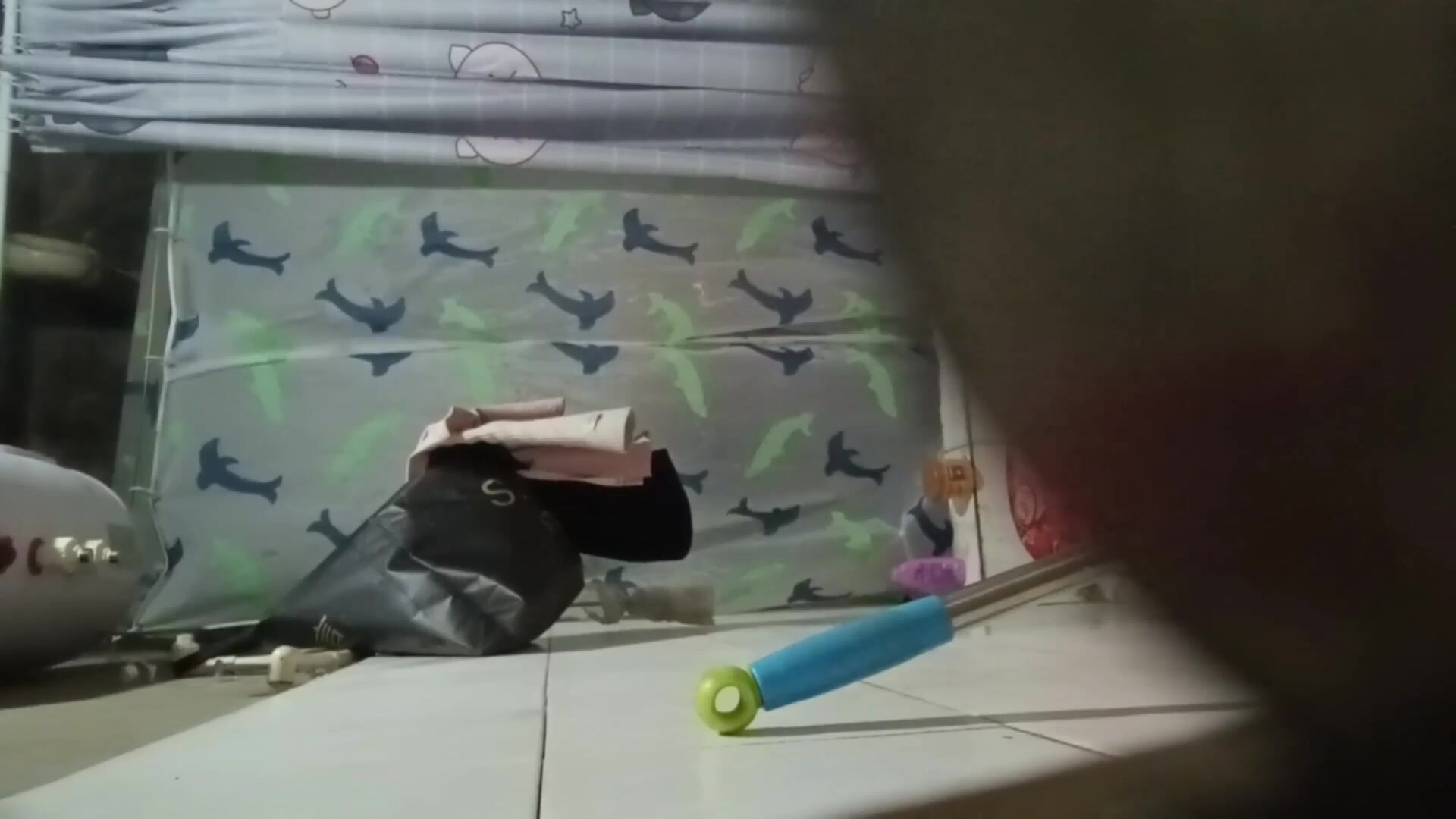 洗澡偷拍️屌毛偷拍自己的姐姐和表妹洗澡姐姐身材苗條戴眼鏡挺有御姐範的