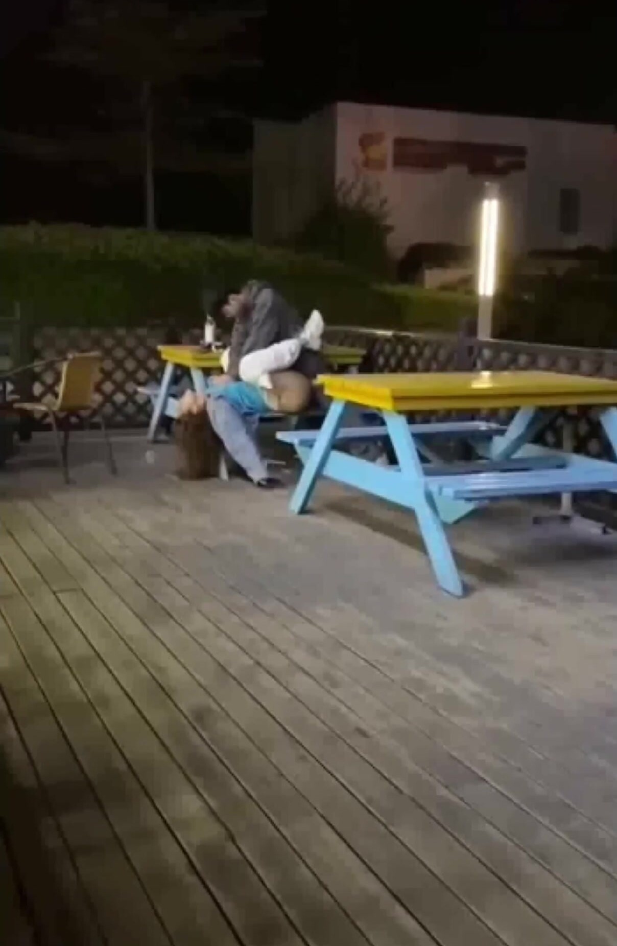 獵奇：小情侶戶外座椅上極品操逼，感情到位那裡都是床  大膽做愛吧，騷年！