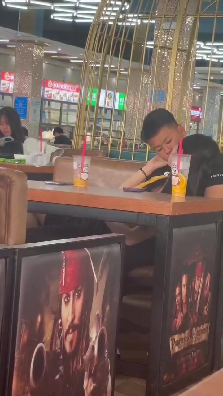 獵奇：心真大情侶在食堂激情打飛機與口交，玩的就是刺激呀！