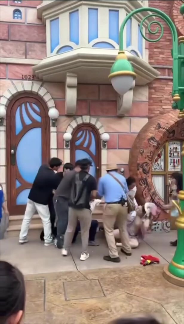 獵奇：上海 迪斯尼 情侶 打架完整版 衣服都撕開了 （主要看奶子 ）