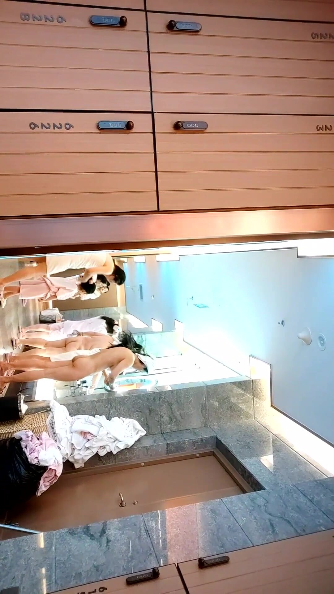 澡堂子內部員工偷拍雙胞胎姐妹,B型，奶型，屁股，都一模一樣，可遇而不可求的極品 (1)