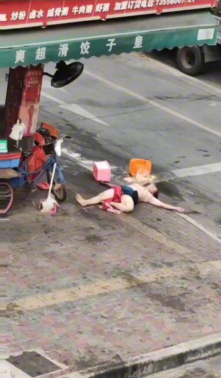 獵奇：熟女街頭脫衣露出，然後躺在地上耍潑打滾，這是咋了？為情所困麼？