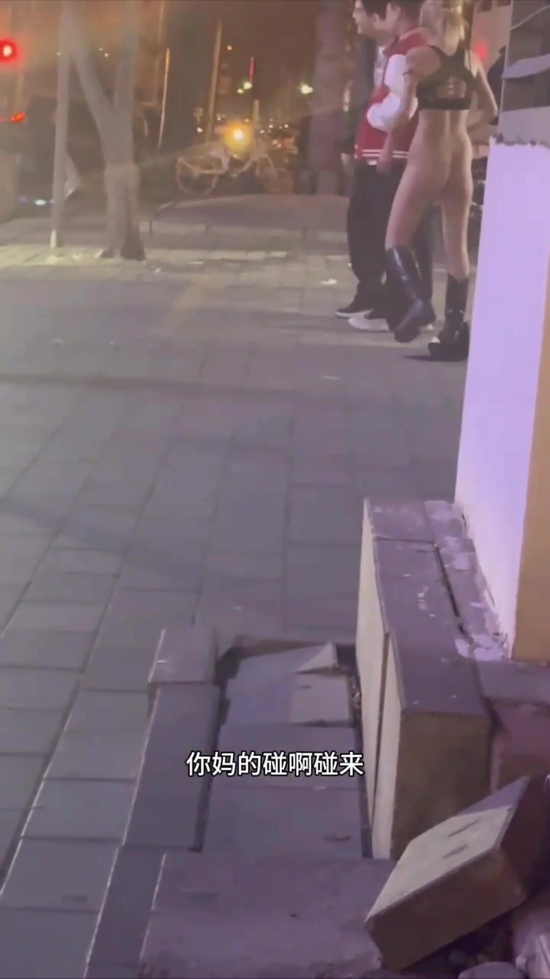 網曝門事件️河北撈女出軌，男友當街大罵「騷逼」  撈女氣急敗壞瘋狂的罵還脫褲子露逼讓來操無水印高畫質版