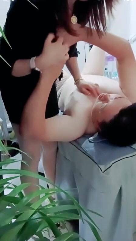 美容院老闆娘小迷糊勾搭男顧客到店裡~偷拍做面膜做完美容給擼管打飛機啪啪（3V) (3)