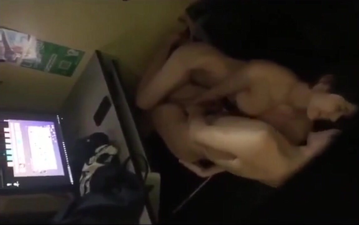 網咖包廂偷拍一對飢渴年輕情侶脫光光在裡面做愛估計太冷妹子抗不住穿上衣服繼續