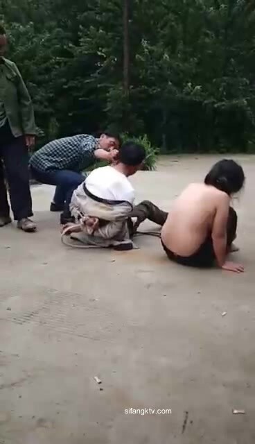 超高收藏價值！【抓J浸豬籠】廣東男女偷情被抓浸豬籠事件暴打小三多部 (1)