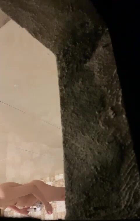 貴在真實，色膽包天公寓房趴氣窗偷拍，多位小姐姐洗澡，都是苗條型的，還有大奶子高顏值，爽歪歪(16V) (2)