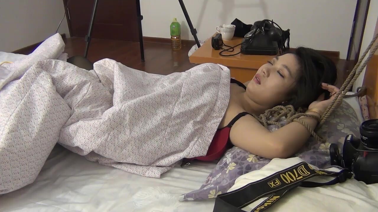 邪惡三人組下藥迷翻極品美少婦換上黑絲和肉絲三個人各種姿勢輪流操 (1)