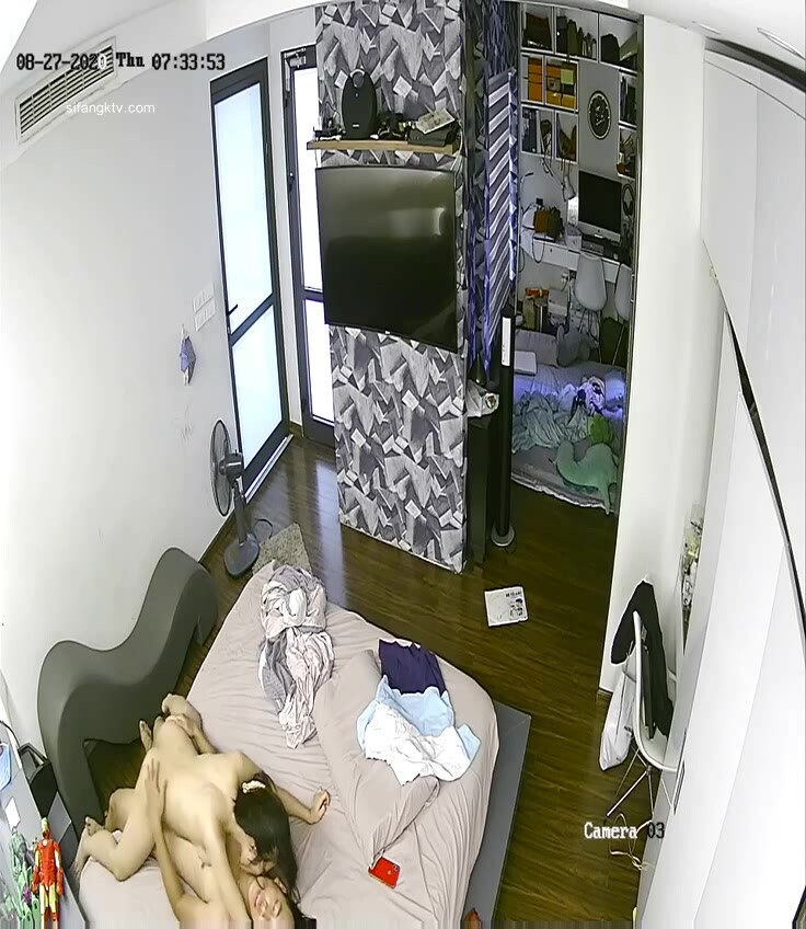 《駭客入侵㊙️真實洩密》家庭攝像頭破解偸拍一對小夫妻的日常性愛生活~模特級別的大奶美妻真是太騷了~白天晚上幹69女上全自動 (2)