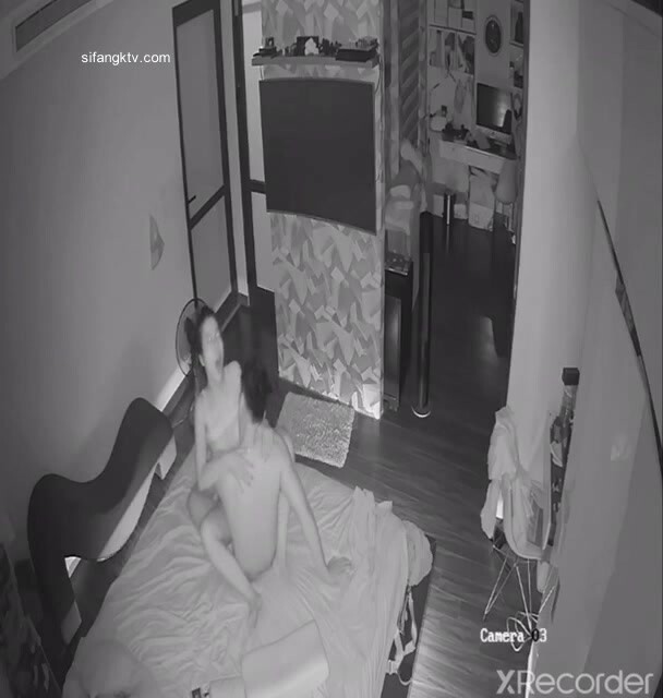 《駭客入侵㊙️真實洩密》家庭攝像頭破解偸拍一對小夫妻的日常性愛生活~模特級別的大奶美妻真是太騷了~白天晚上幹69女上全自動 (4)