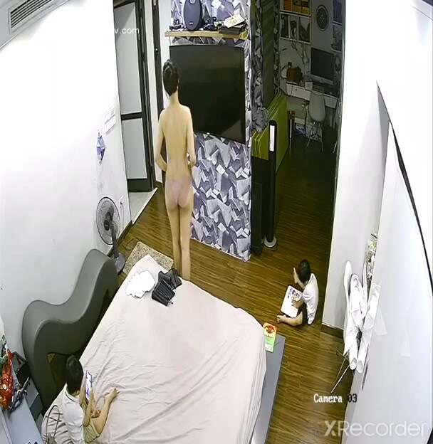 《駭客入侵㊙️真實洩密》家庭攝像頭破解偸拍一對小夫妻的日常性愛生活~模特級別的大奶美妻真是太騷了~白天晚上幹69女上全自動 (3)