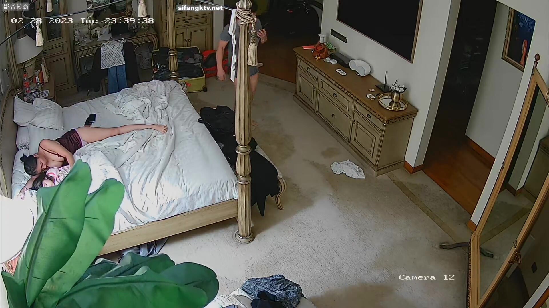 駭客破解家庭網路攝像頭偷拍夫妻私密生活大白奶子年輕少婦和老公啪啪淫叫聲真大 (3)