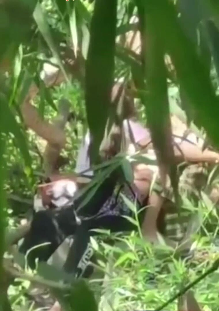 緬甸小情侶竹林中激情啪啪啪，恩愛有加主動騎乘搖曳，有種野外偷情的感覺！