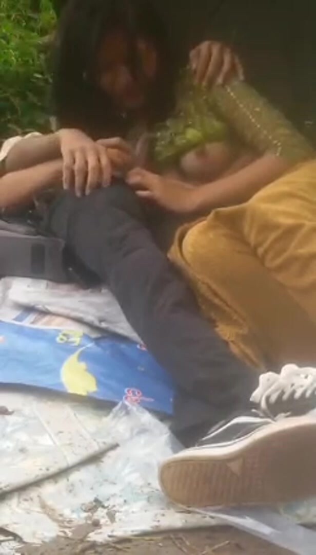 緬甸小情侶戶外恩愛，情到深處自然濃，摟著小女友雙手握著咪咪揉捏，女友擼著雞巴！