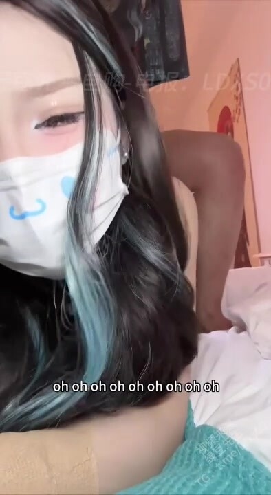 『愛吃雪糕』兄妹亂倫調皮妹妹COS穿上旗袍勾引哥哥，被哥哥騎操小騷逼，每下都深插到底