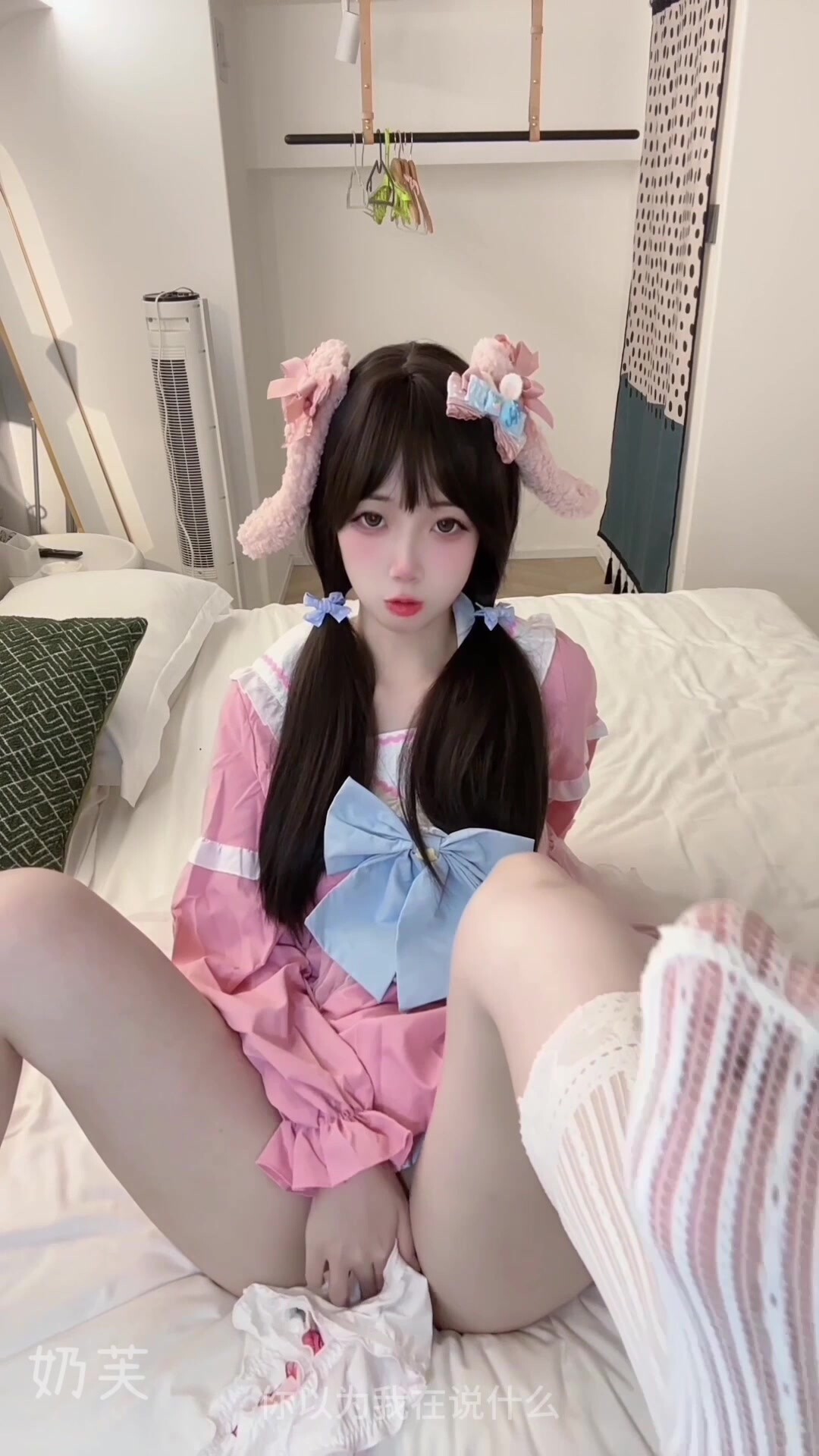 『奶芙』B站超高顏值大眼萌妹兔嘰兔姬 粉嫩一線天肉鮑，超美顏值頂級尤物，清純淫靡並存，美乳豐臀超反差小姐姐(4V) (2)