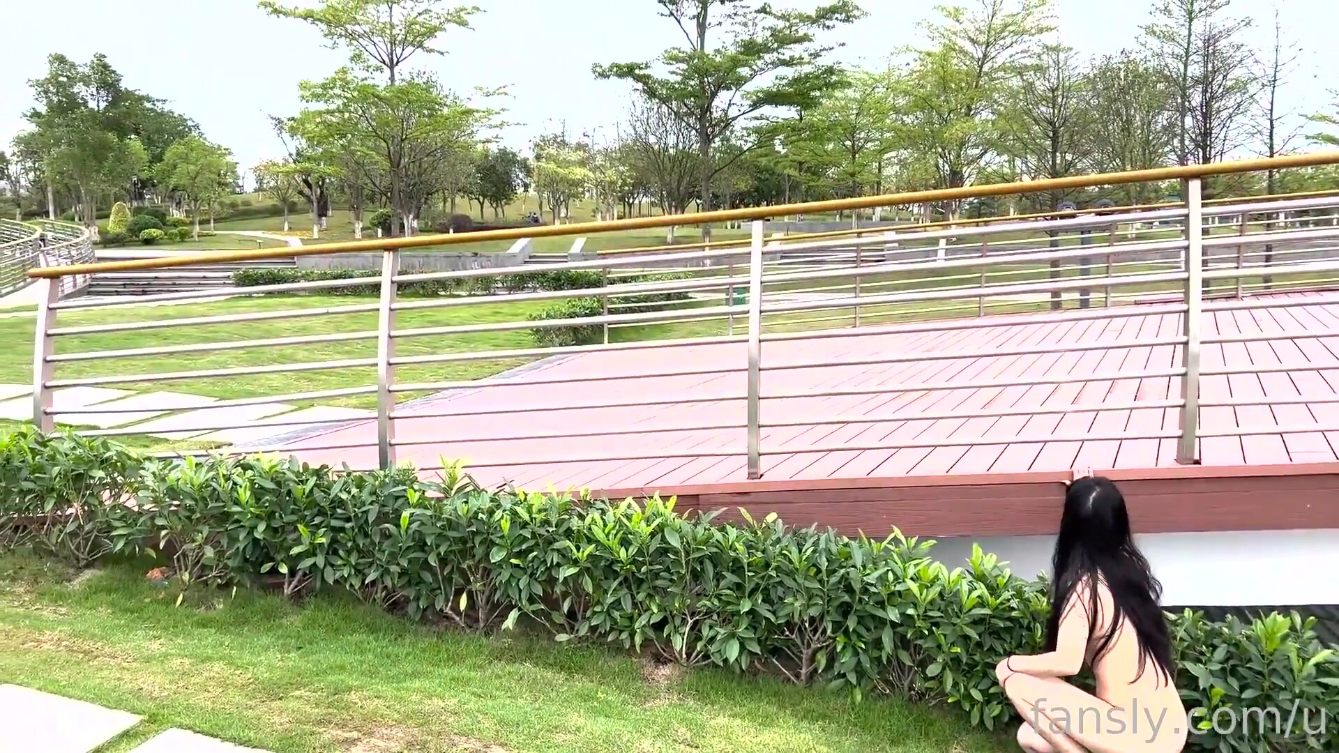 【cikaimoon】天花板露出狂人御姐無視路人，大白天進村全裸勾引，放牛大叔望眼欲穿啊 (1)