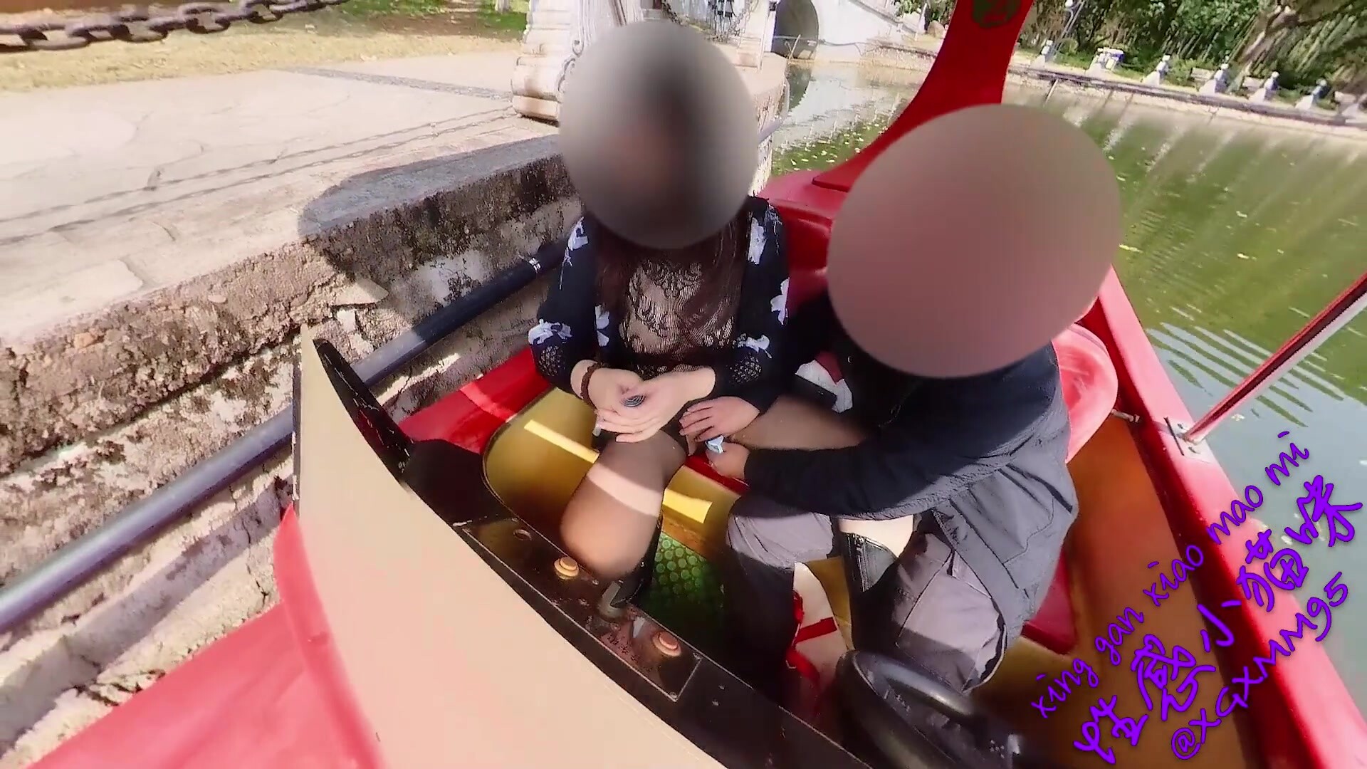 【戶外】在公園租條小船去湖裡做愛，岸上人來人往