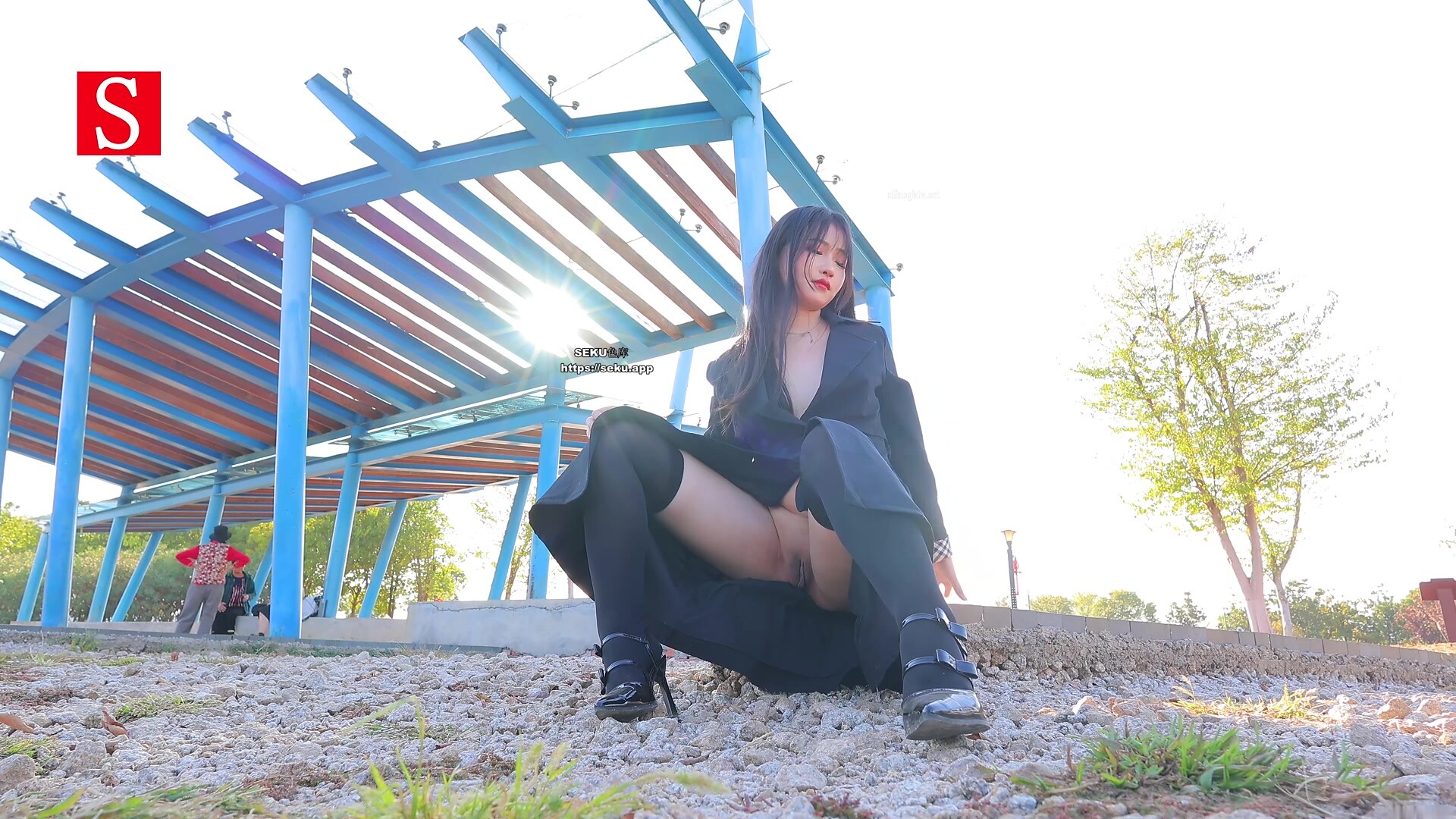 【小澤】黃X超頂級模特戶外露出，草叢中脫光自慰，超清畫質看淫液流出！